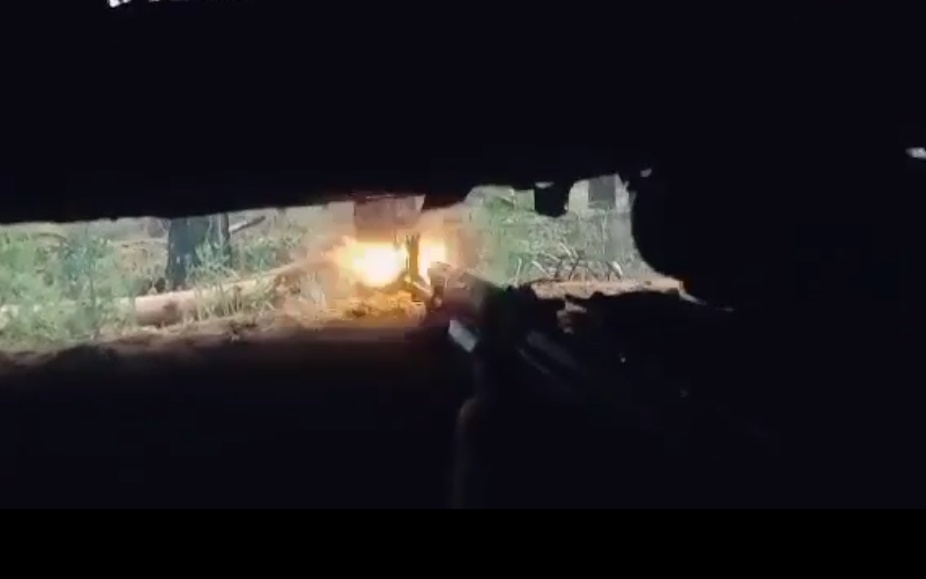 Cận cảnh lính Ukraine nhả đạn AK vào đội hình Nga qua khe công sự